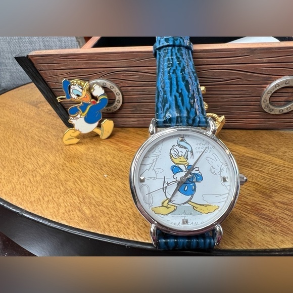 T20. Donald Duck Figure Character Study Watch Collection Made of Ceramic - Picture 3 of 14